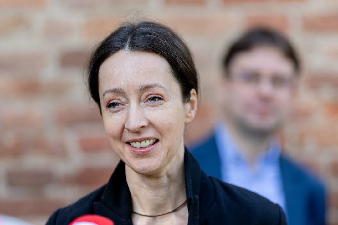 Pristatytas skulptorės K. Jaroševaitės sukurtas sarkofago dangčio formos kenotafas.