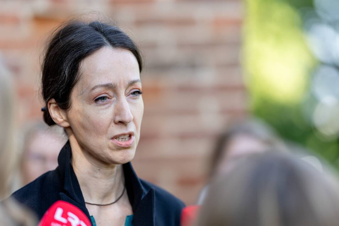 Pristatytas skulptorės K. Jaroševaitės sukurtas sarkofago dangčio formos kenotafas.
