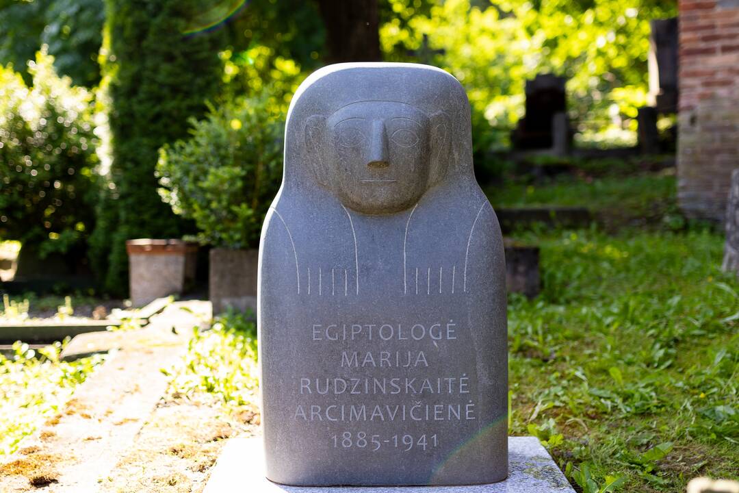 Pristatytas skulptorės K. Jaroševaitės sukurtas sarkofago dangčio formos kenotafas.