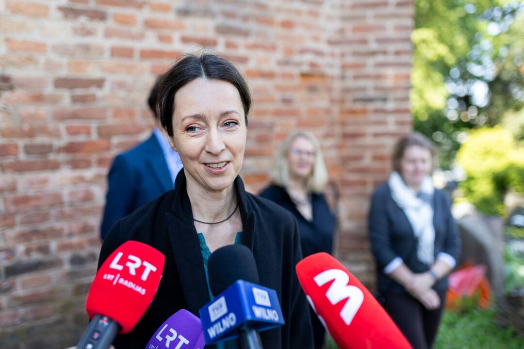 Pristatytas skulptorės K. Jaroševaitės sukurtas sarkofago dangčio formos kenotafas.