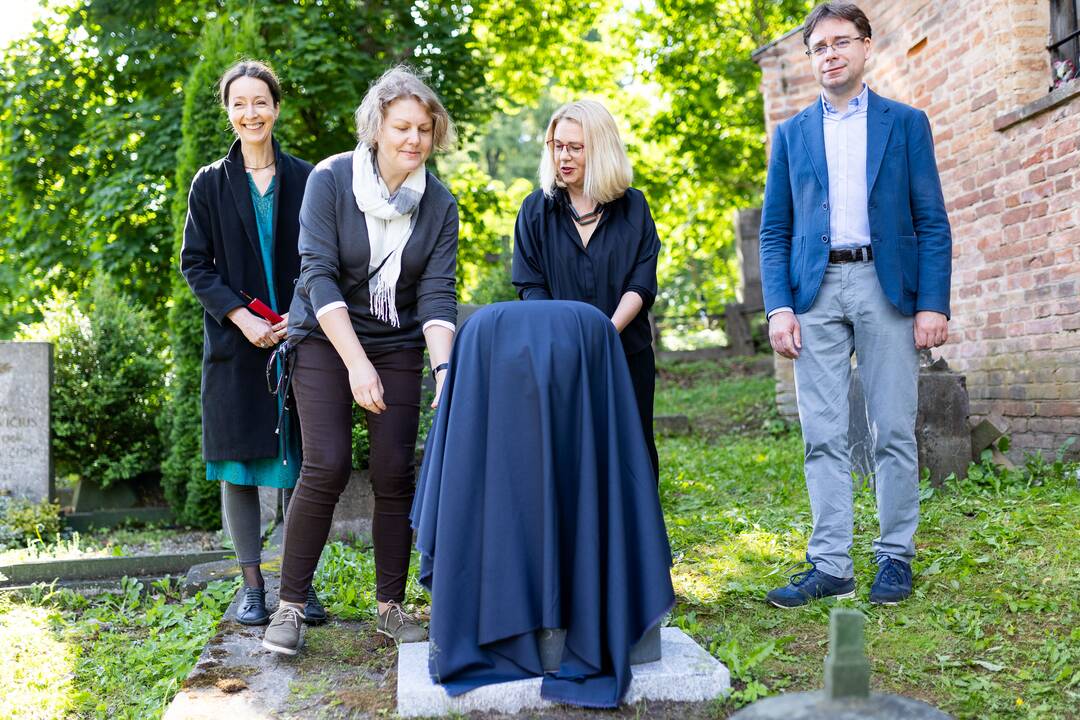Pristatytas skulptorės K. Jaroševaitės sukurtas sarkofago dangčio formos kenotafas.