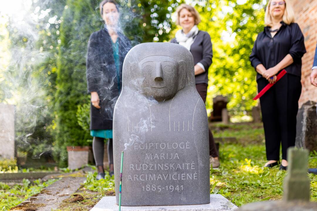 Pristatytas skulptorės K. Jaroševaitės sukurtas sarkofago dangčio formos kenotafas.