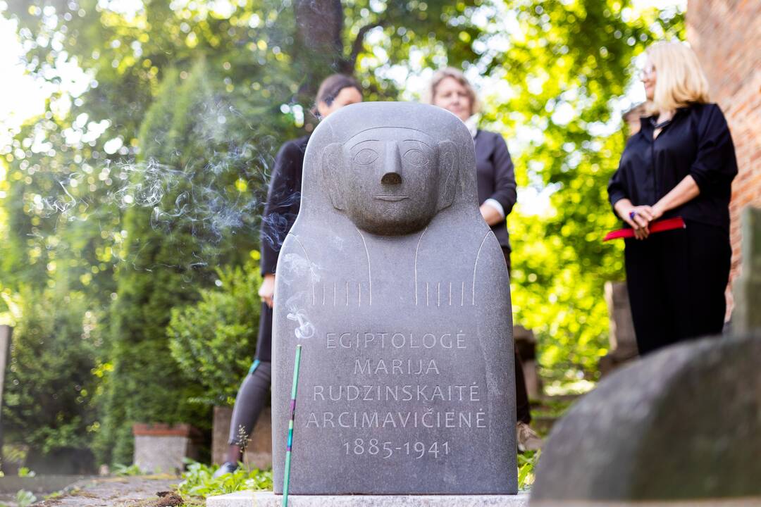 Pristatytas skulptorės K. Jaroševaitės sukurtas sarkofago dangčio formos kenotafas.