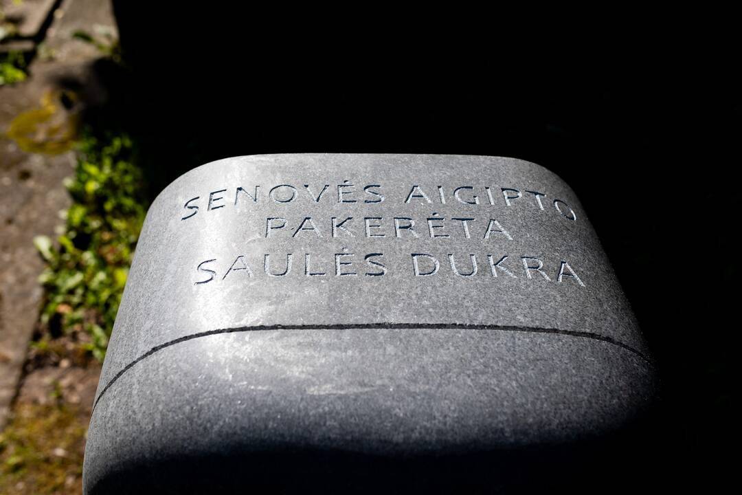 Pristatytas skulptorės K. Jaroševaitės sukurtas sarkofago dangčio formos kenotafas.