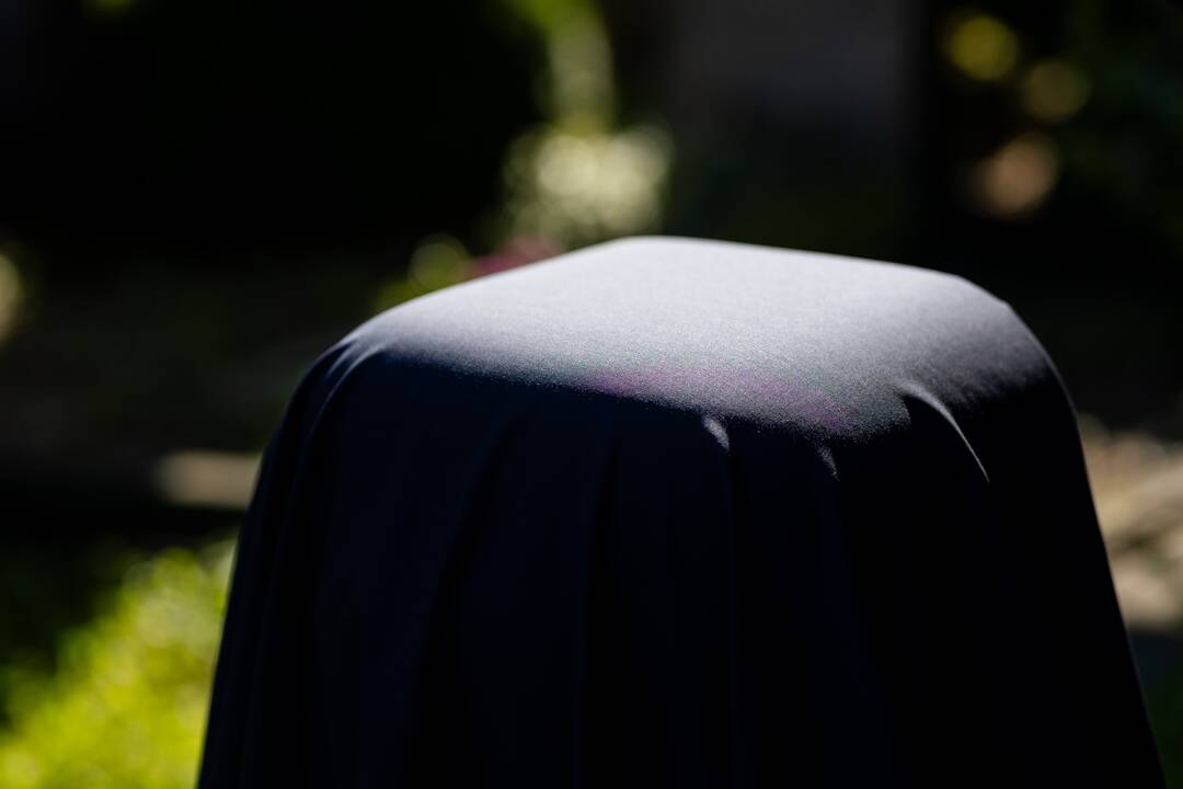 Pristatytas skulptorės K. Jaroševaitės sukurtas sarkofago dangčio formos kenotafas.