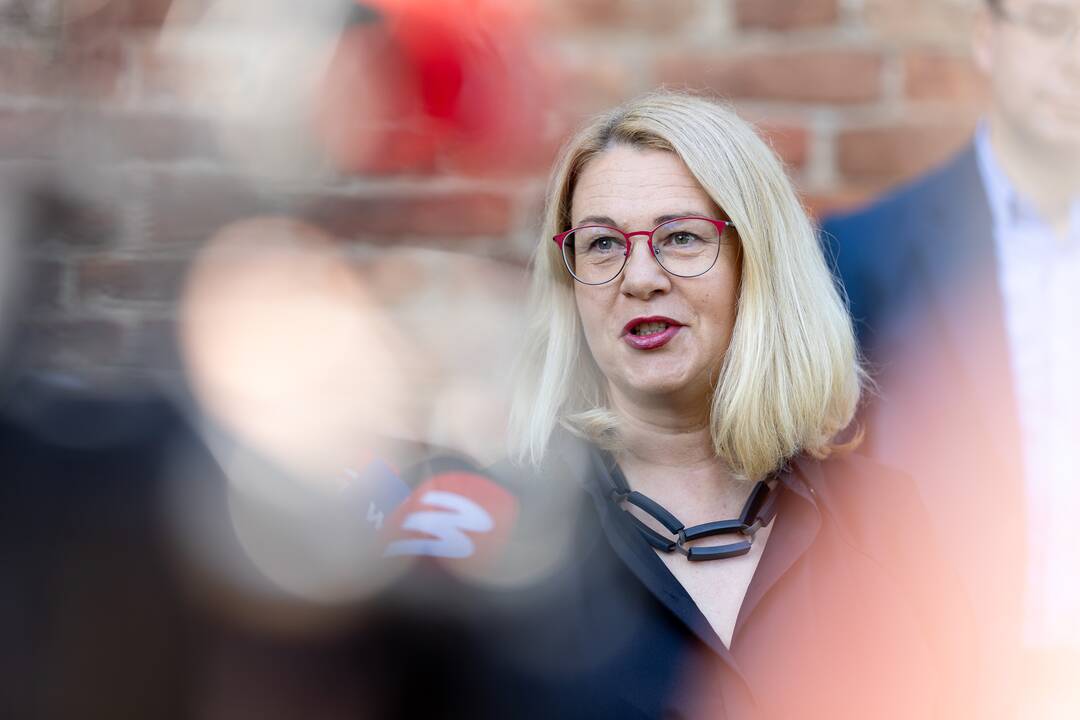 Pristatytas skulptorės K. Jaroševaitės sukurtas sarkofago dangčio formos kenotafas.