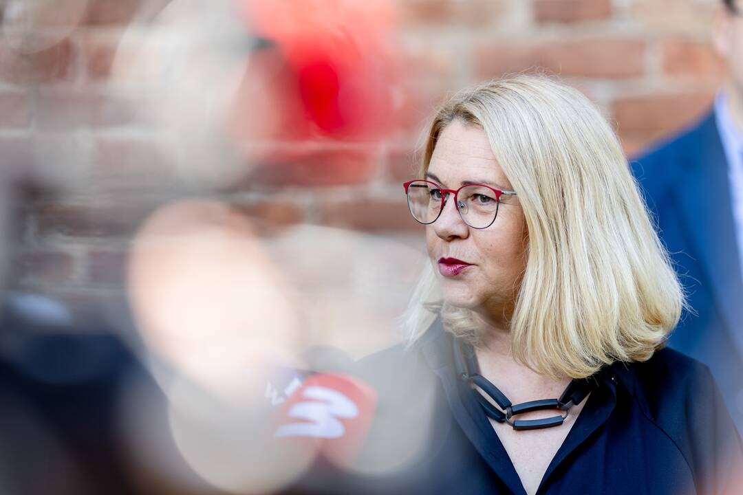 Pristatytas skulptorės K. Jaroševaitės sukurtas sarkofago dangčio formos kenotafas.