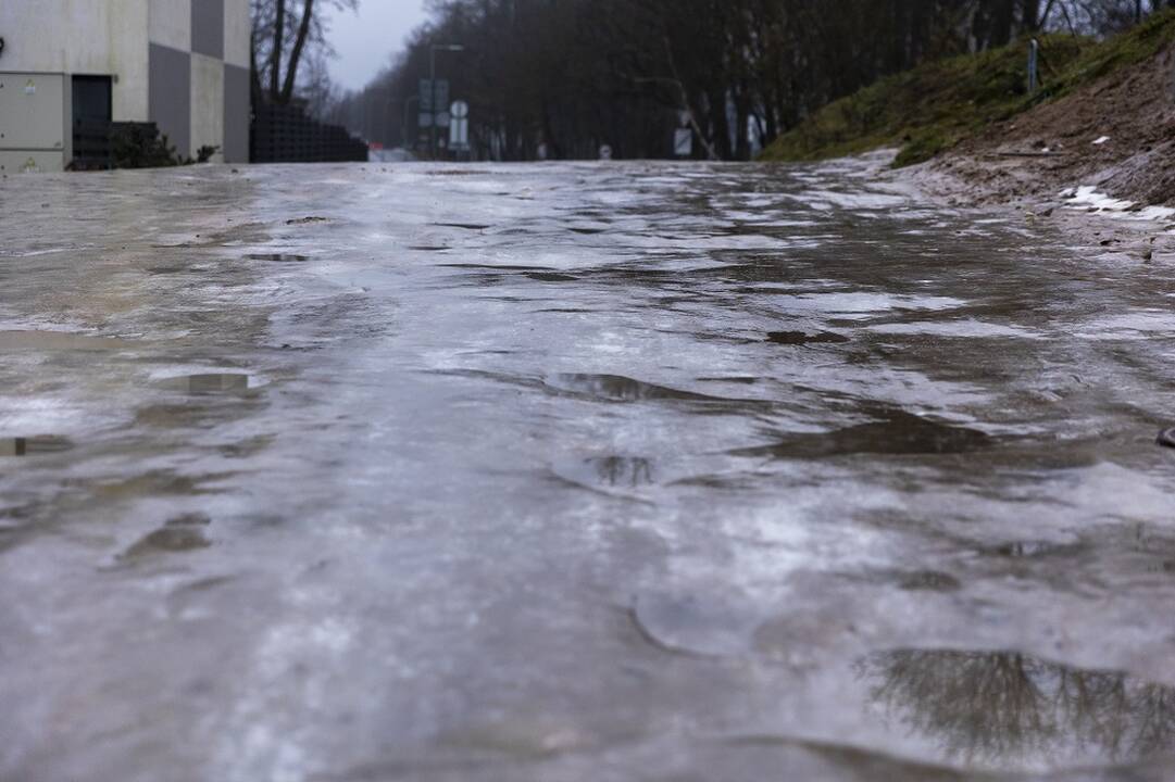 Eismo sąlygas šalyje vietomis sunkins plikledis