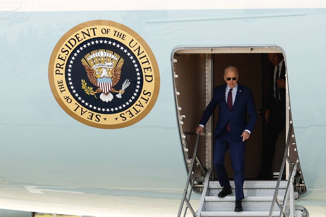 J. Bidenas atvyko į Prancūziją paminėti D dienos.