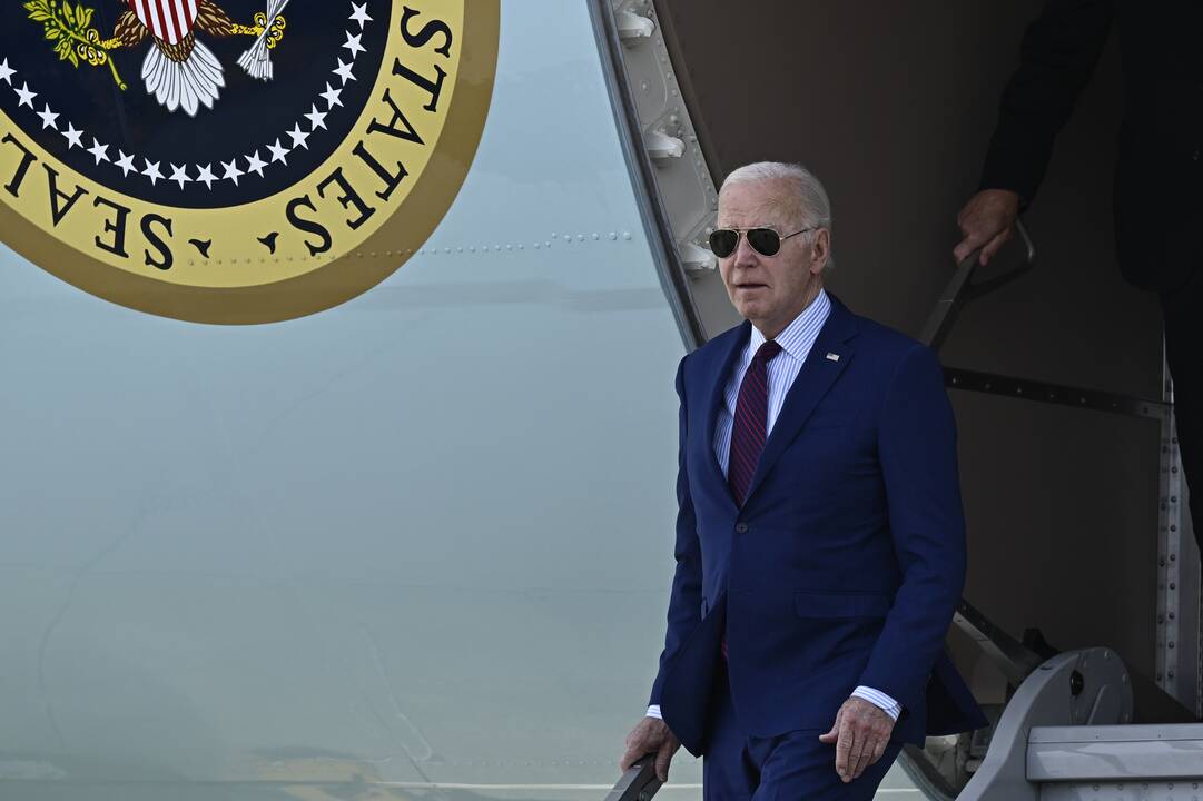 J. Bidenas atvyko į Prancūziją paminėti D dienos.
