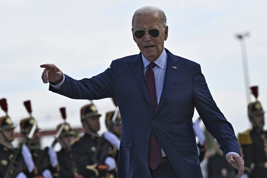 J. Bidenas atvyko į Prancūziją paminėti D dienos.