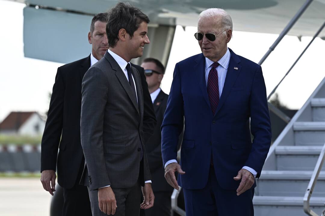 J. Bidenas atvyko į Prancūziją paminėti D dienos.