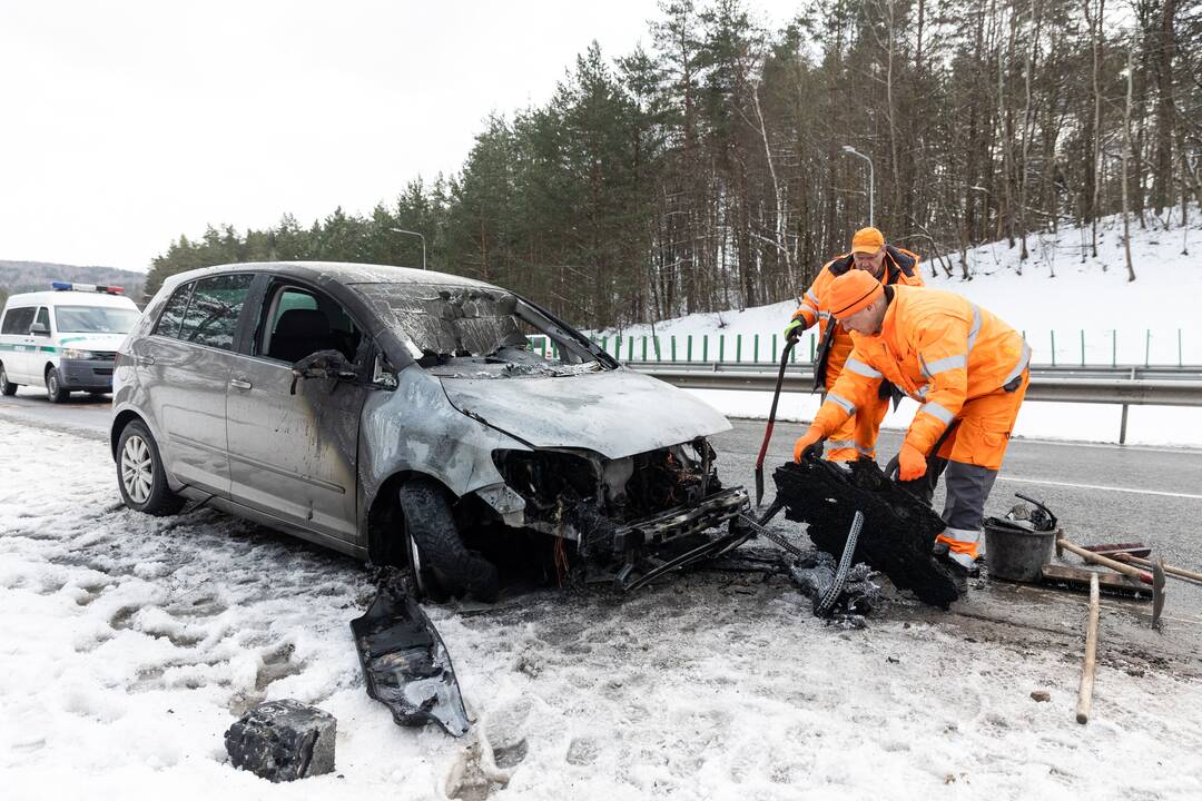 Vilniuje kelionės metu užsidegė automobilis