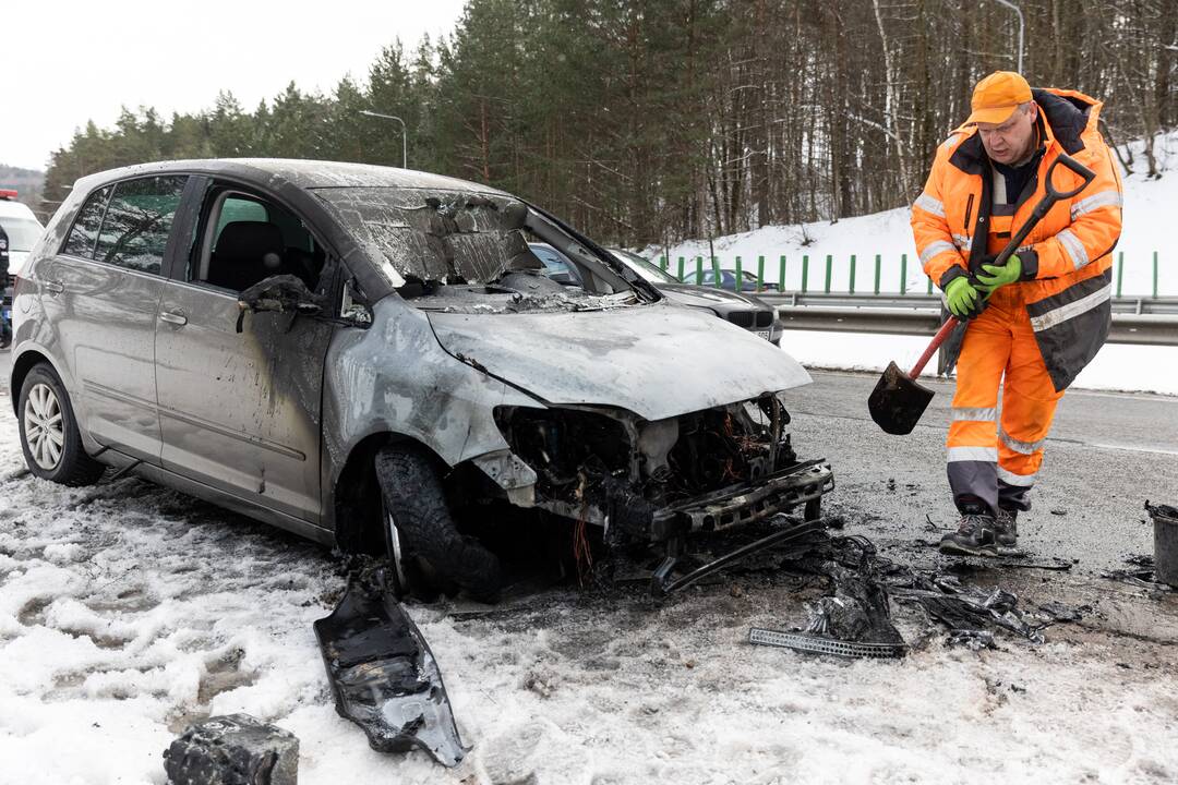 Vilniuje kelionės metu užsidegė automobilis