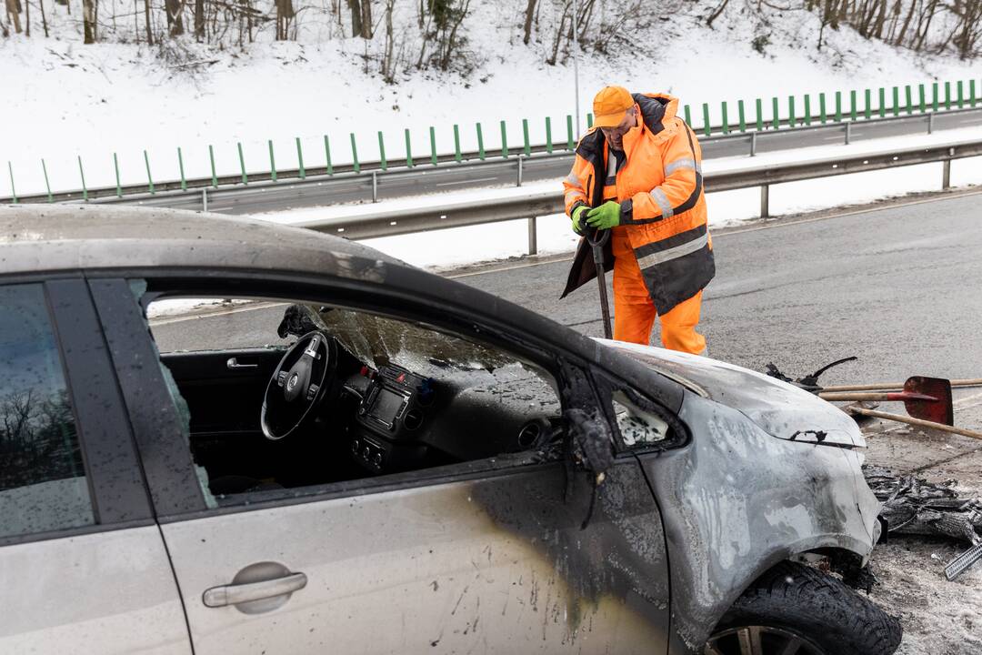 Vilniuje kelionės metu užsidegė automobilis