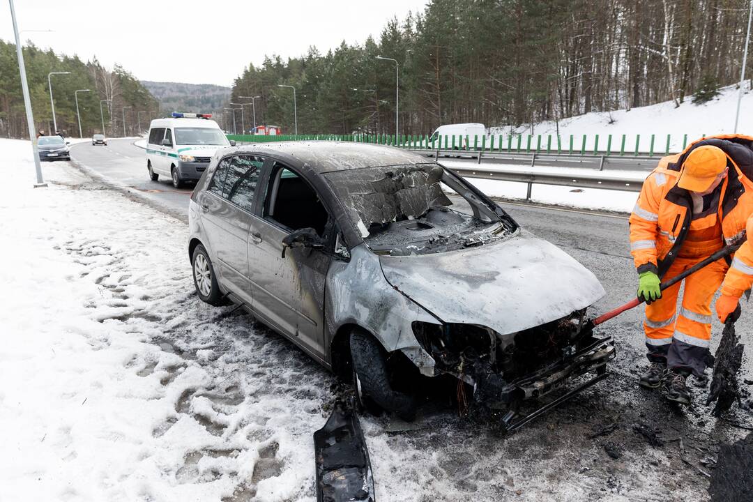 Vilniuje kelionės metu užsidegė automobilis