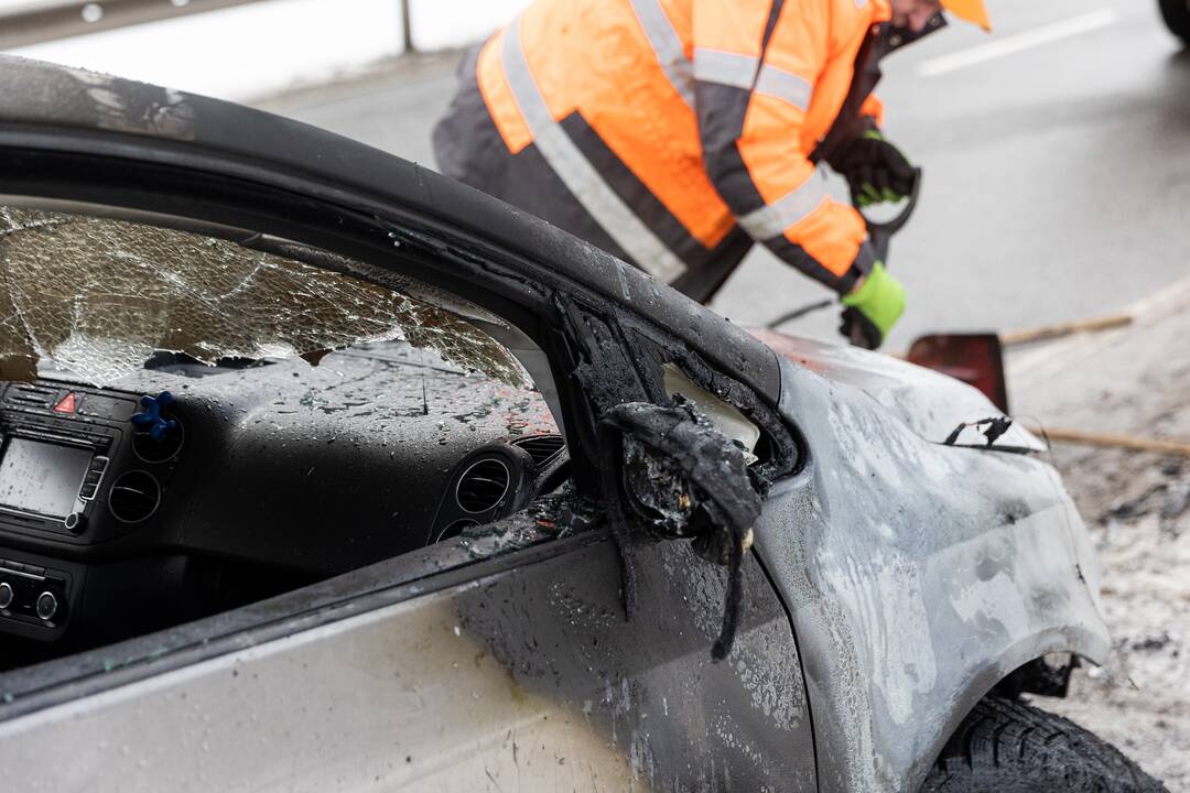 Vilniuje kelionės metu užsidegė automobilis