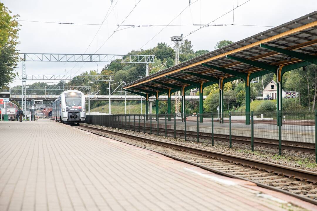 Kauno geležinkelio stotyje susitiko traukiniai iš Lisabonos ir Talino