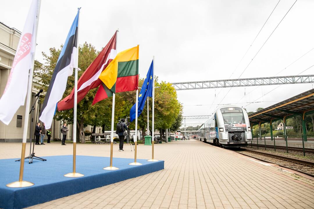 Kauno geležinkelio stotyje susitiko traukiniai iš Lisabonos ir Talino