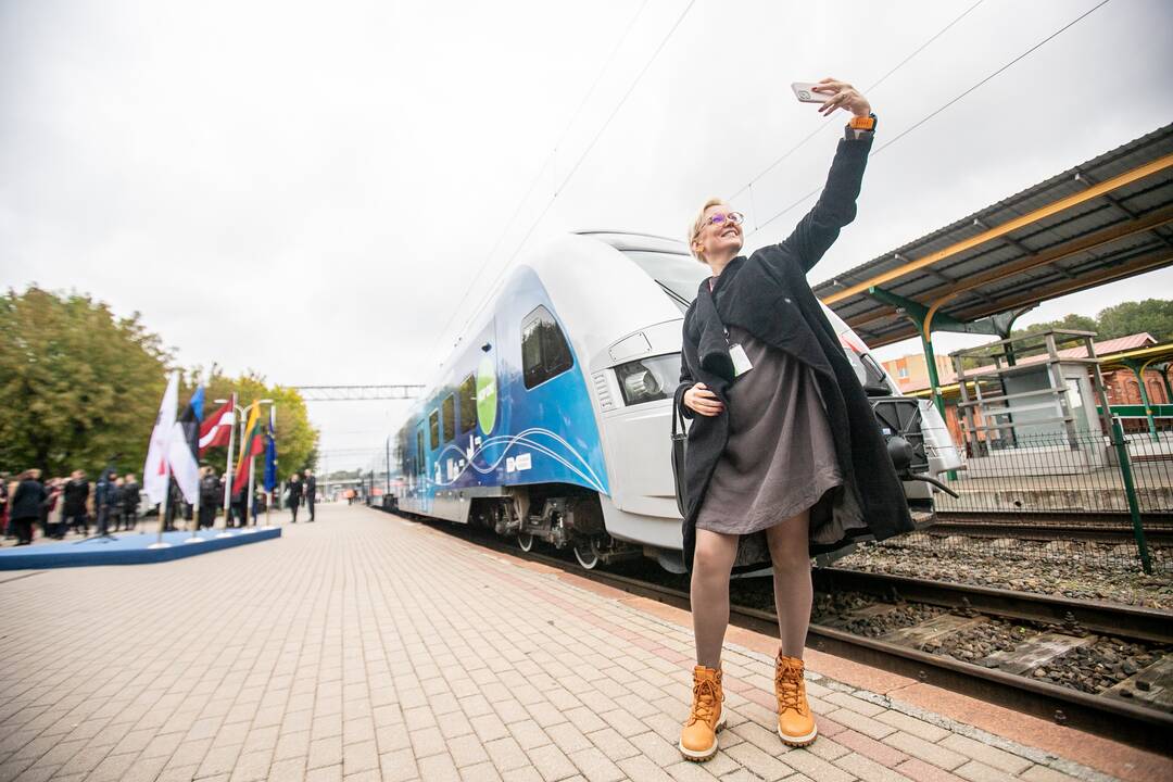 Kauno geležinkelio stotyje susitiko traukiniai iš Lisabonos ir Talino