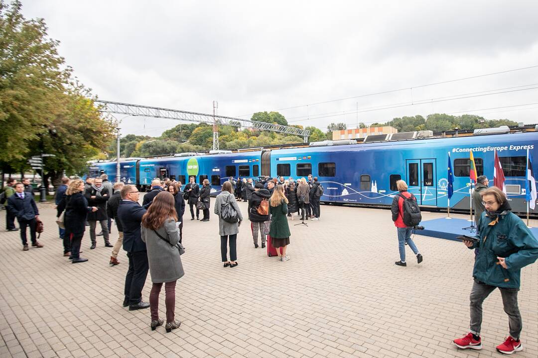 Kauno geležinkelio stotyje susitiko traukiniai iš Lisabonos ir Talino