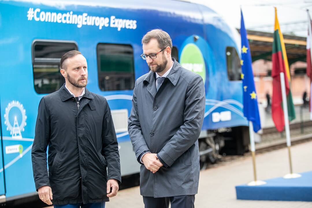 Kauno geležinkelio stotyje susitiko traukiniai iš Lisabonos ir Talino