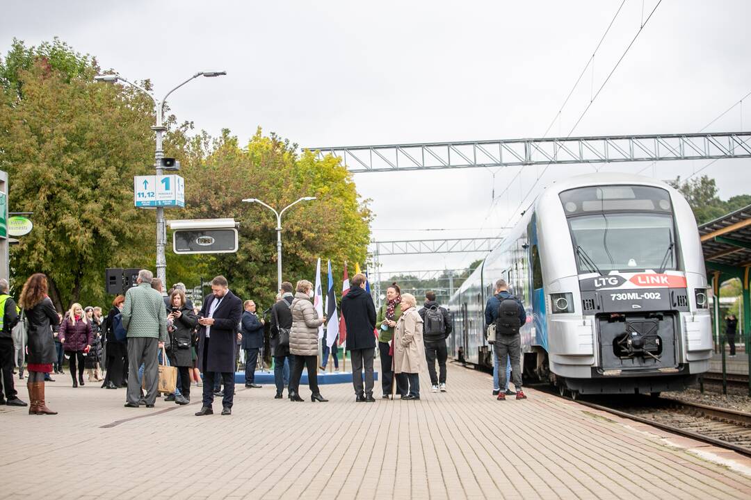Kauno geležinkelio stotyje susitiko traukiniai iš Lisabonos ir Talino