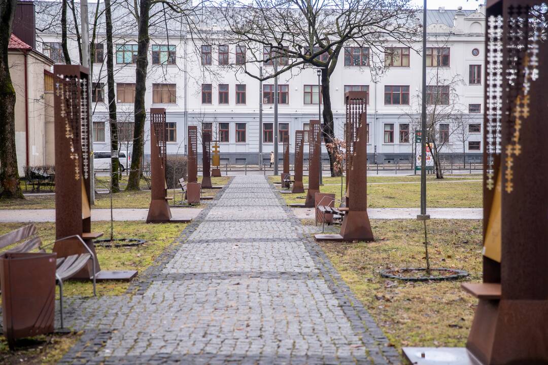 Ramybės parke suniokoti partizanų atminties paminklai