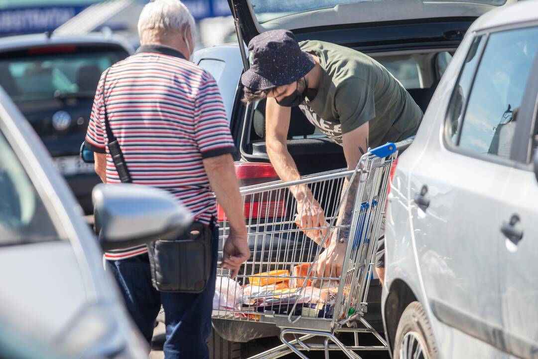 Pirkėjai apgulė Aleksote uždaromą „Maximą“