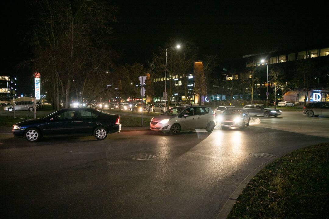 Automobilių eilės prie Kauno prekybos centrų karantino metu