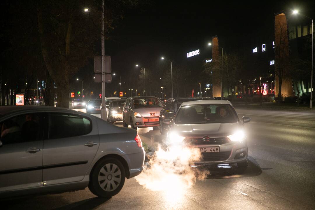 Automobilių eilės prie Kauno prekybos centrų karantino metu