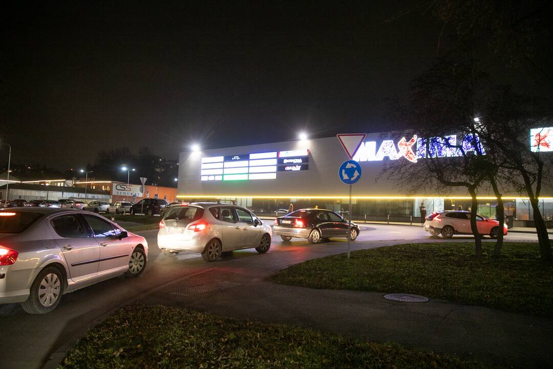Automobilių eilės prie Kauno prekybos centrų karantino metu