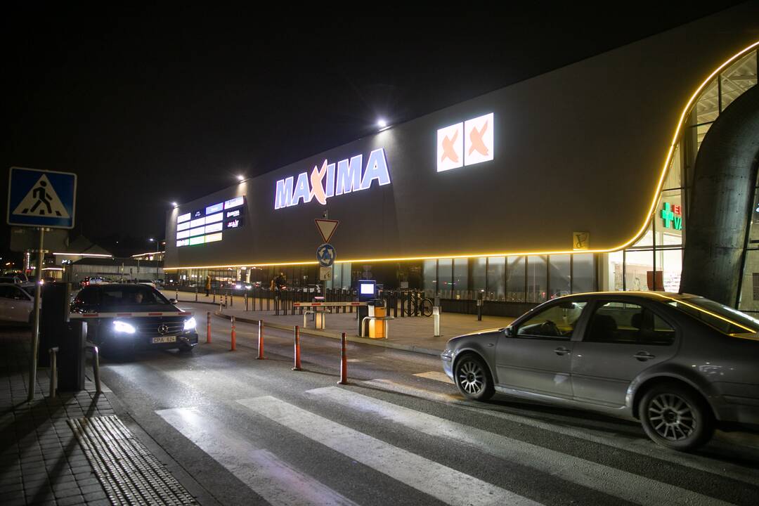 Automobilių eilės prie Kauno prekybos centrų karantino metu