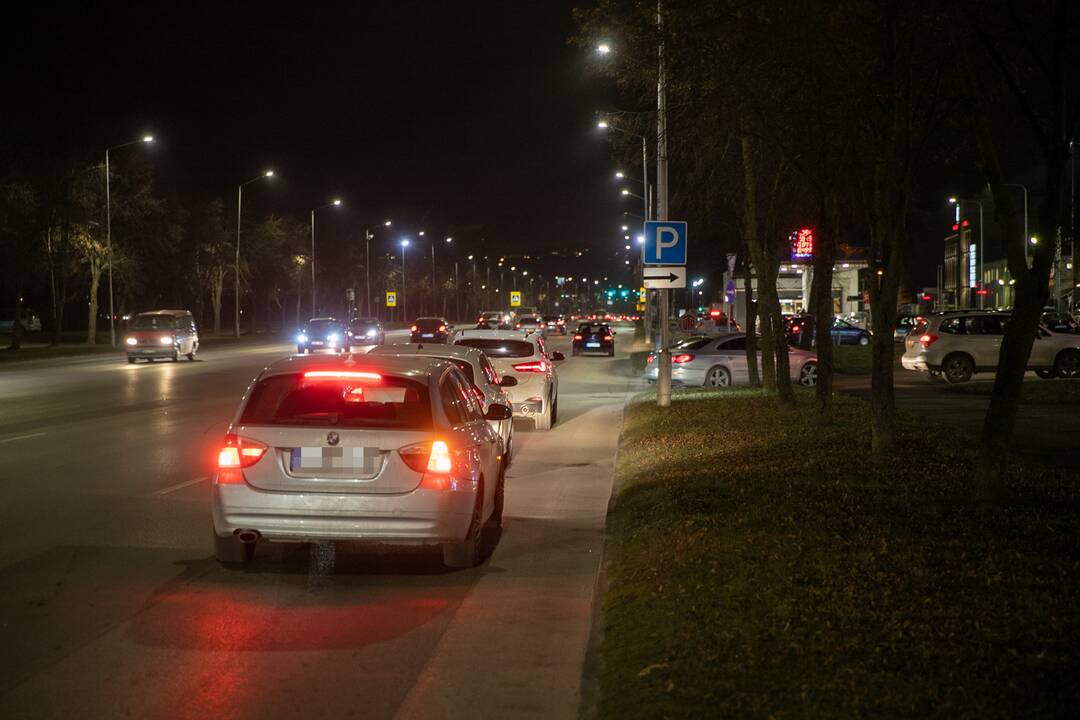 Automobilių eilės prie Kauno prekybos centrų karantino metu