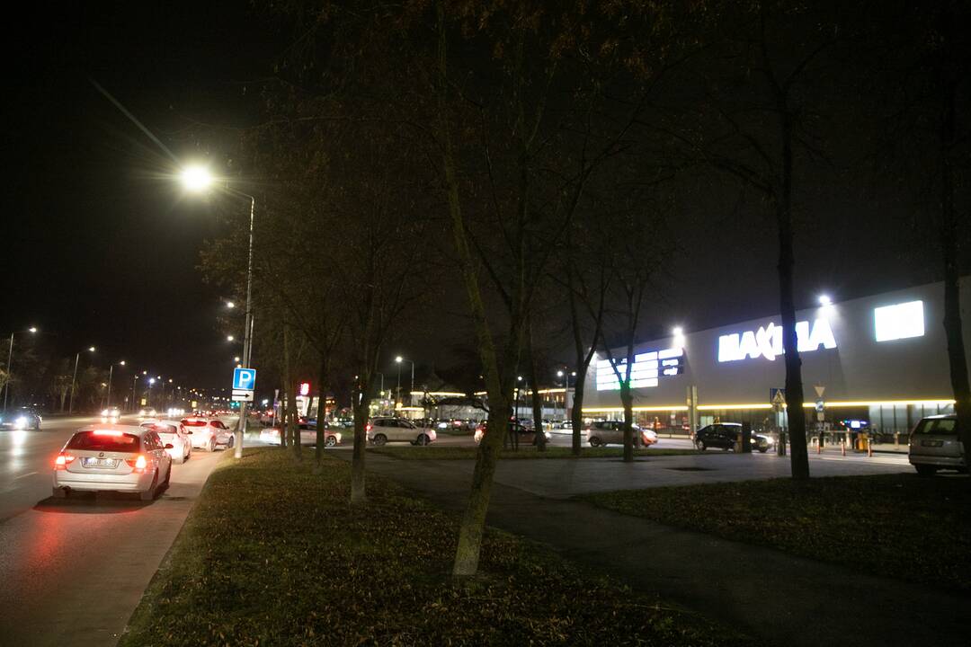 Automobilių eilės prie Kauno prekybos centrų karantino metu