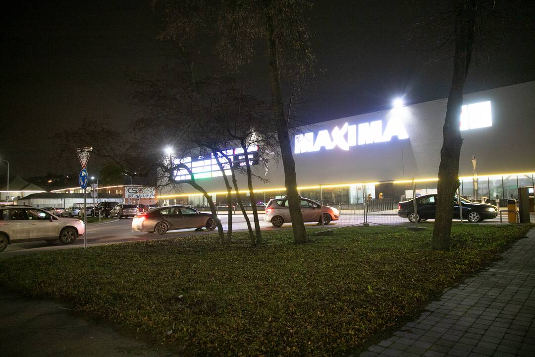Automobilių eilės prie Kauno prekybos centrų karantino metu
