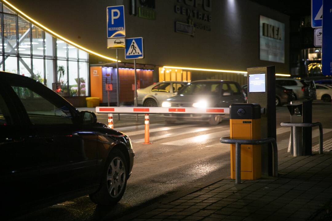 Automobilių eilės prie Kauno prekybos centrų karantino metu