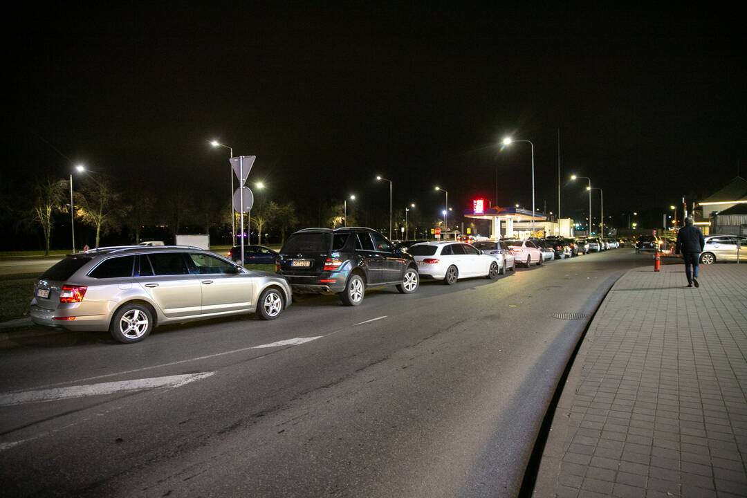 Automobilių eilės prie Kauno prekybos centrų karantino metu