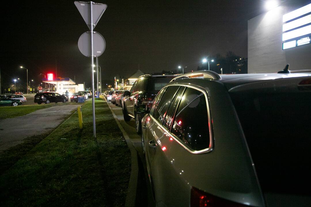 Automobilių eilės prie Kauno prekybos centrų karantino metu