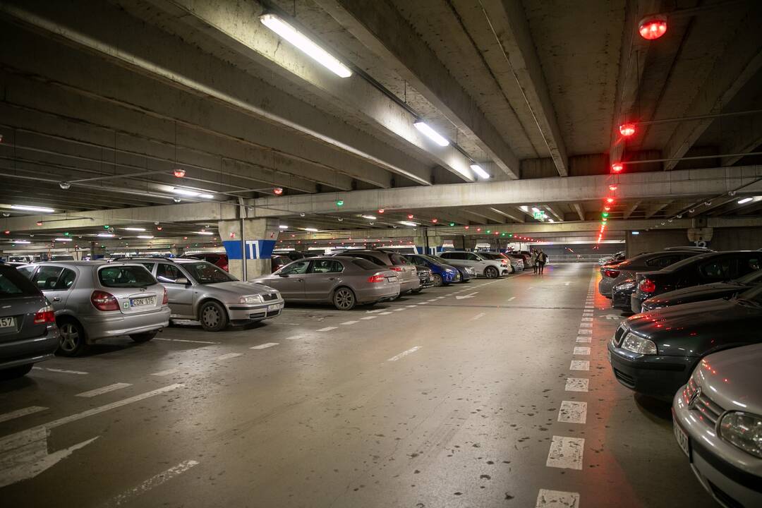 Automobilių eilės prie Kauno prekybos centrų karantino metu