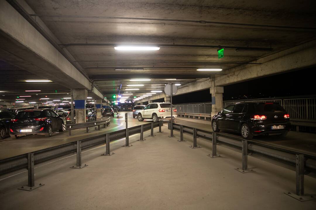 Automobilių eilės prie Kauno prekybos centrų karantino metu