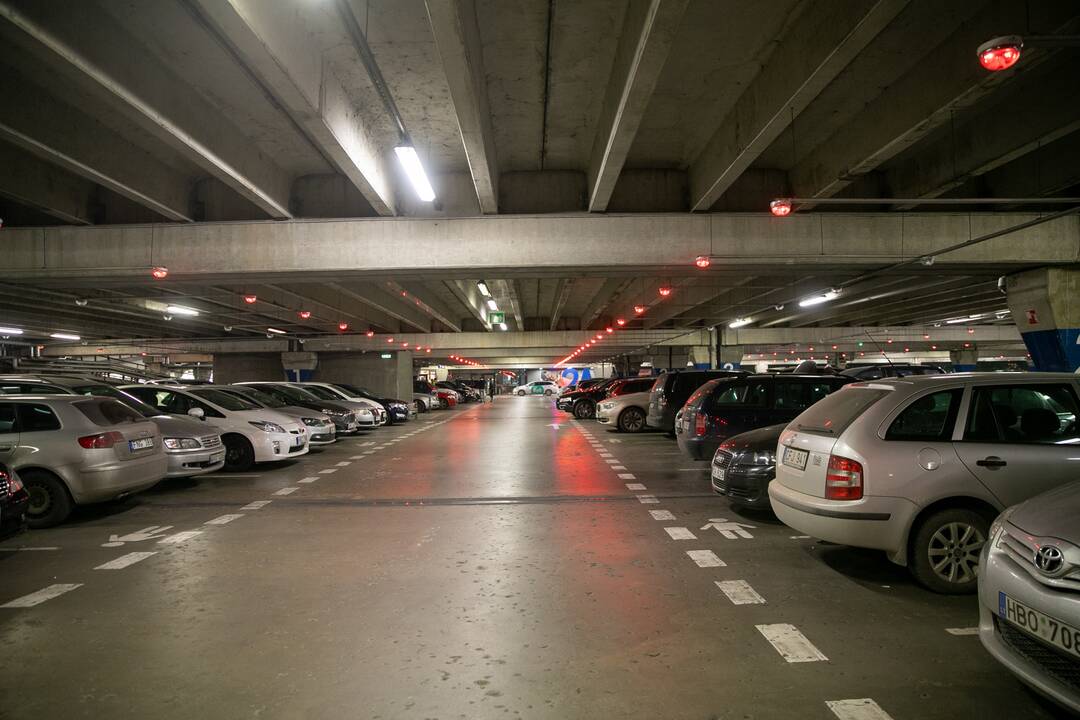 Automobilių eilės prie Kauno prekybos centrų karantino metu