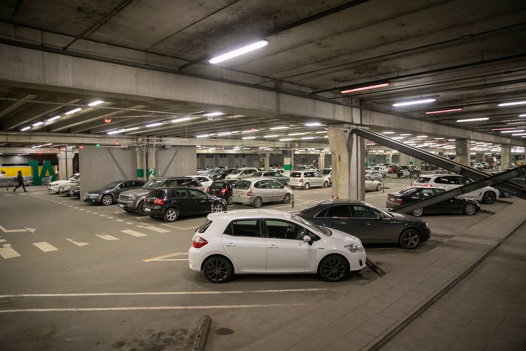 Automobilių eilės prie Kauno prekybos centrų karantino metu