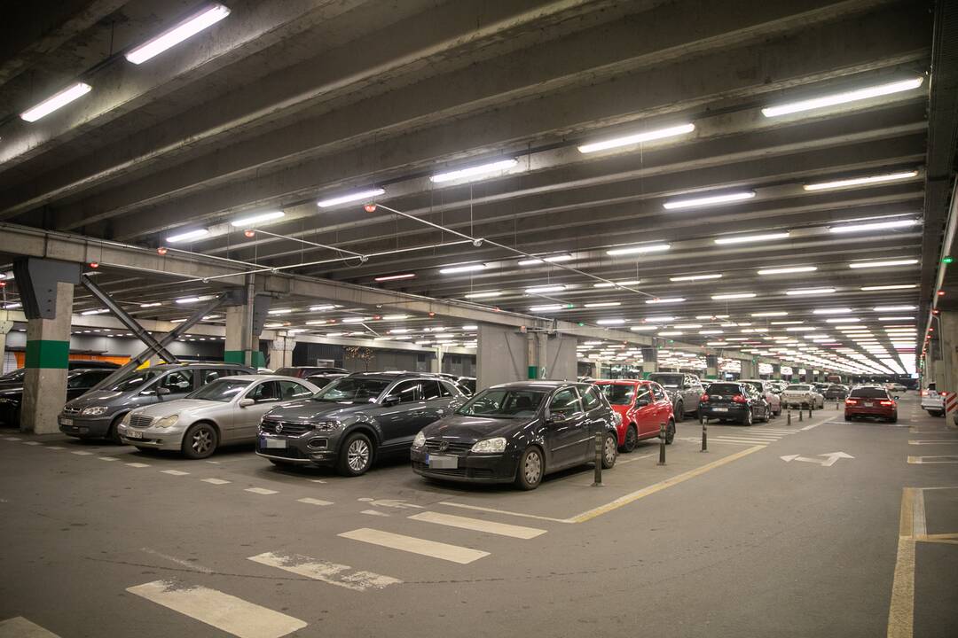 Automobilių eilės prie Kauno prekybos centrų karantino metu