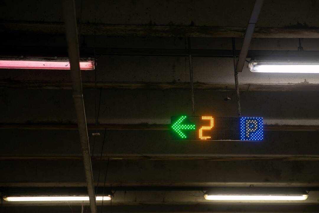Automobilių eilės prie Kauno prekybos centrų karantino metu