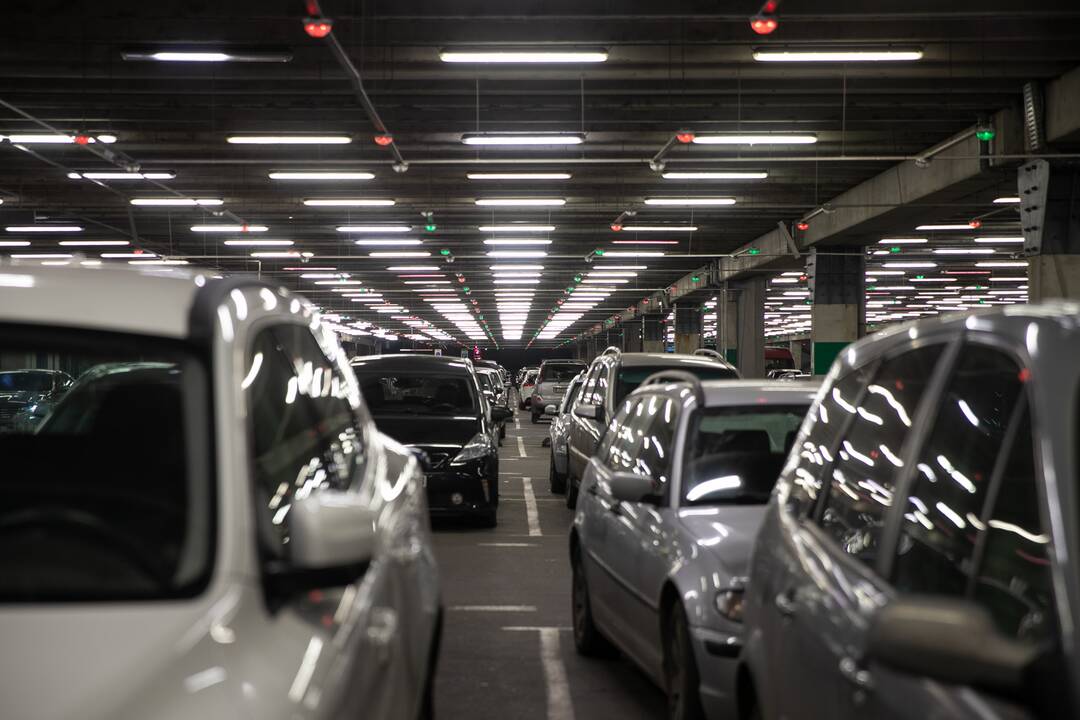 Automobilių eilės prie Kauno prekybos centrų karantino metu