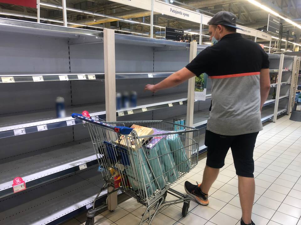 Pirkėjai apgulė Aleksote uždaromą „Maximą“