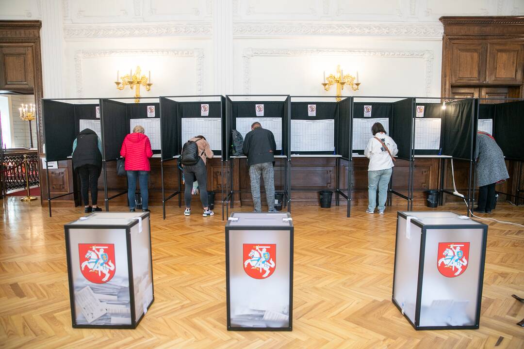 Eilės išankstinio balsavimo vietose Kaune