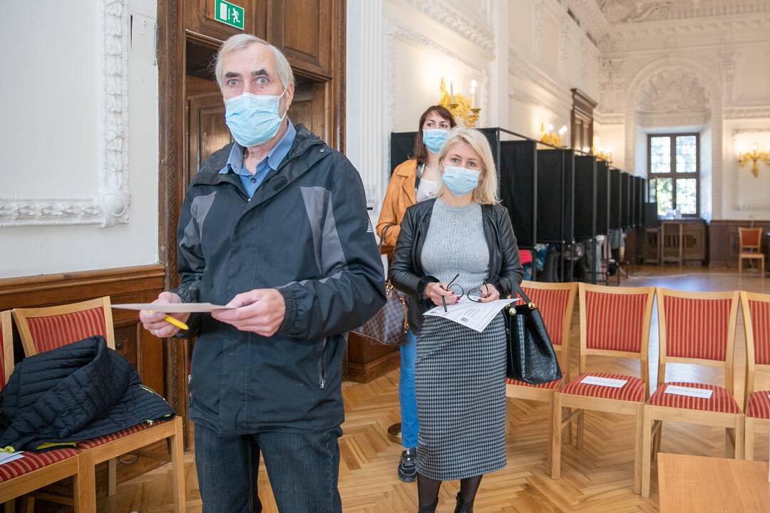 Eilės išankstinio balsavimo vietose Kaune