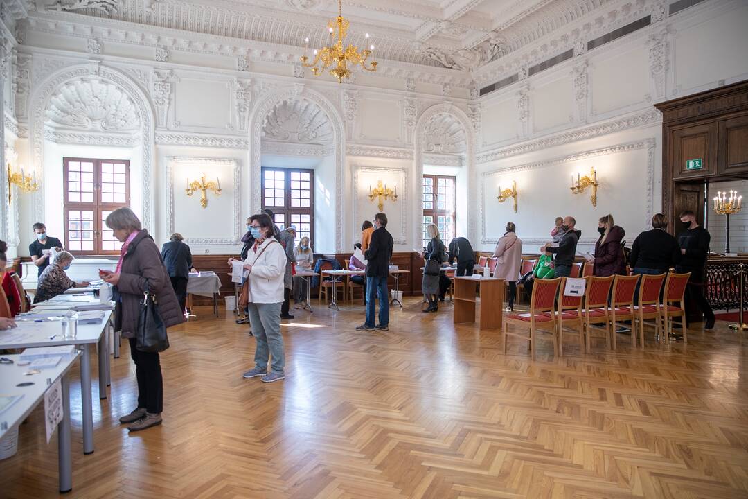 Eilės išankstinio balsavimo vietose Kaune